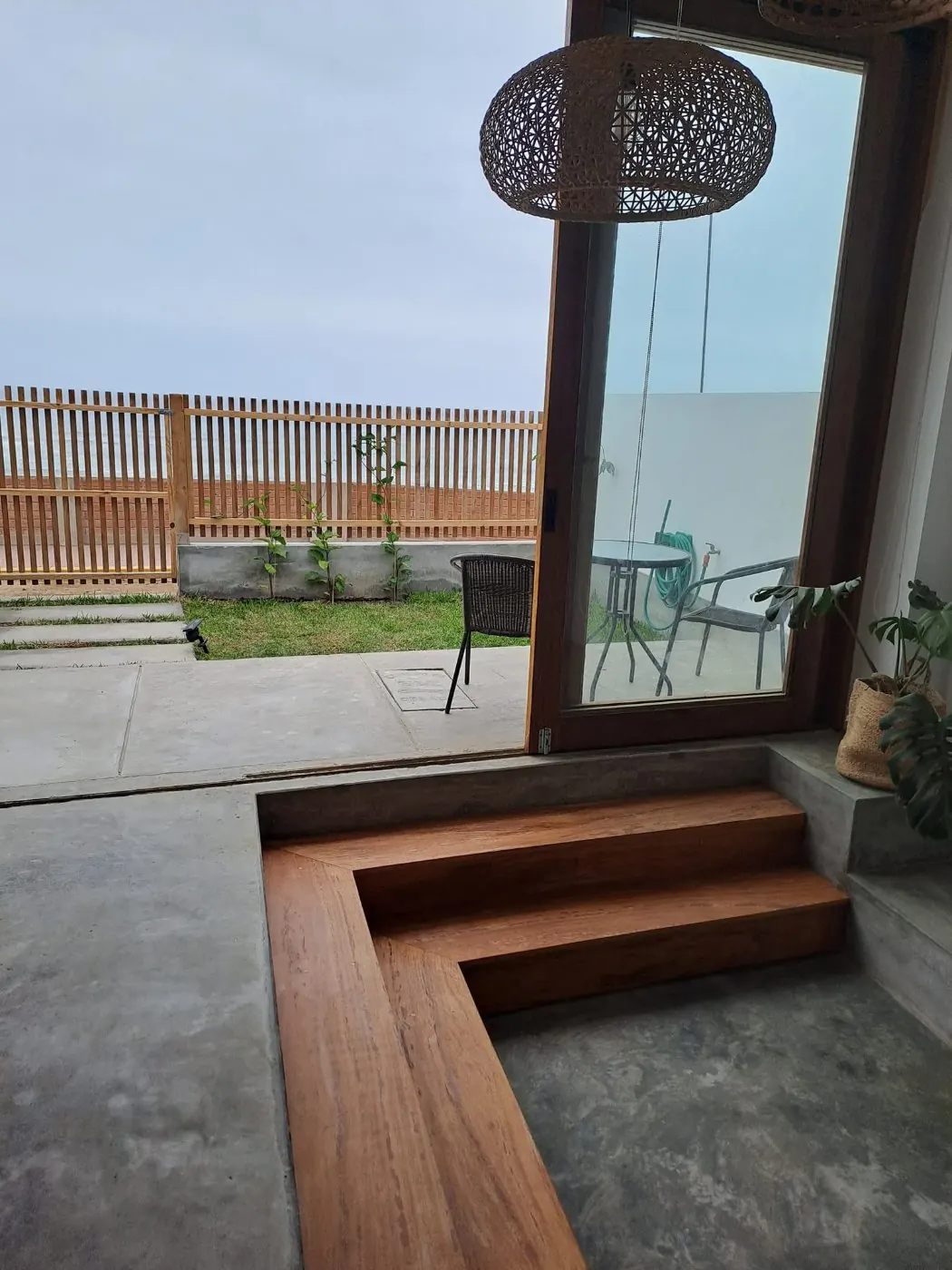 Casa con cocina y gradas de madera - Puertas Diazsa