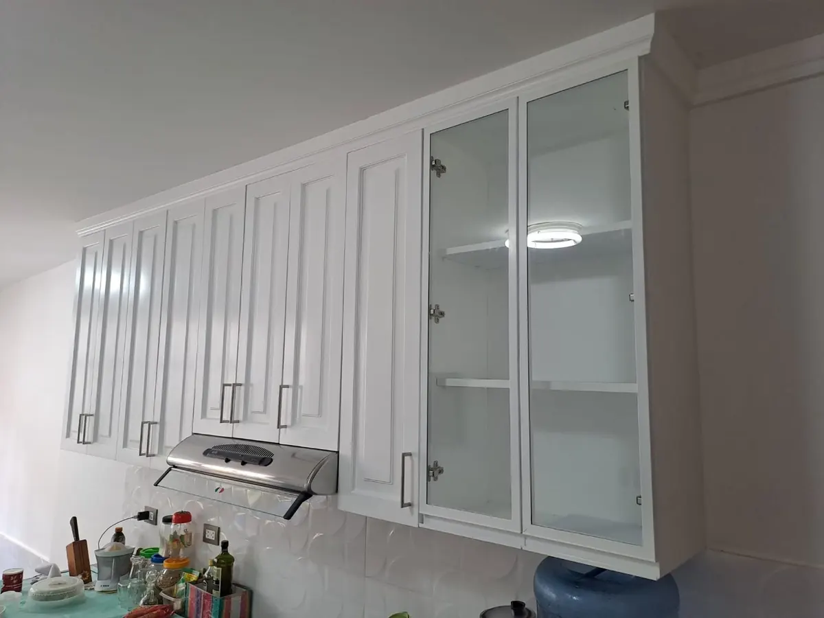 Casa con carpintería blanca clásica - Puertas Diazsa