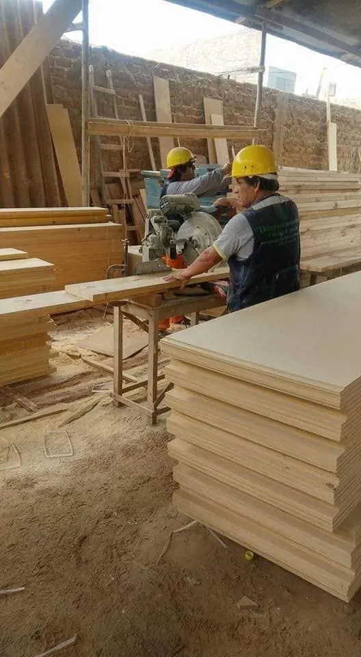 Equipo de Puertas Diazsa trabajando en el taller